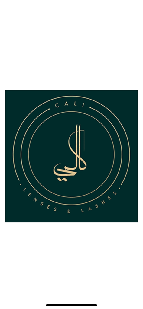 Cali Lens - Logotipo de la marca Cali Lens y Lashes con diseño circular dorado sobre fondo verde oscuro
