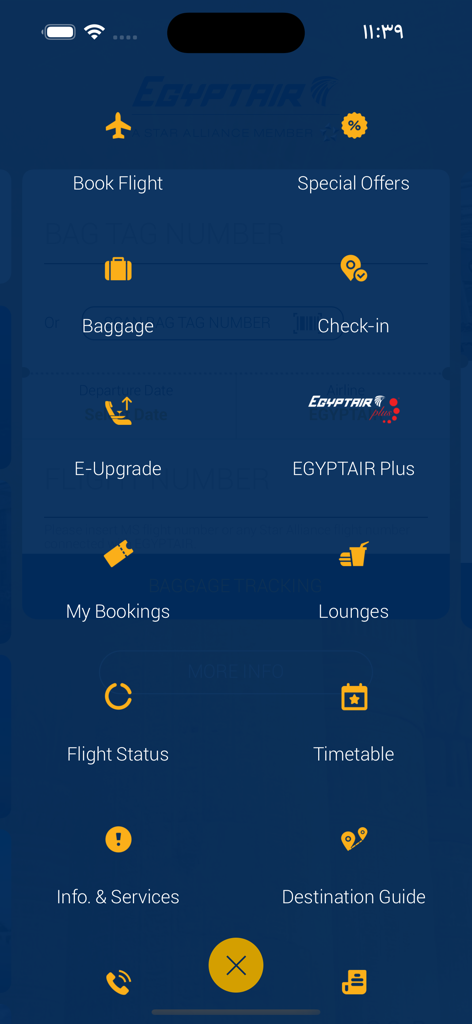 Painel do aplicativo móvel EGYPTAIR com ícones para reserva de voos, check-in e rastreamento de bagagem
