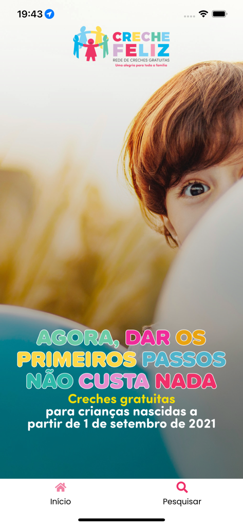 Creche Feliz - Ecrã de boas-vindas da aplicação Creche Feliz com uma criança e informações sobre creches gratuitas em Portugal