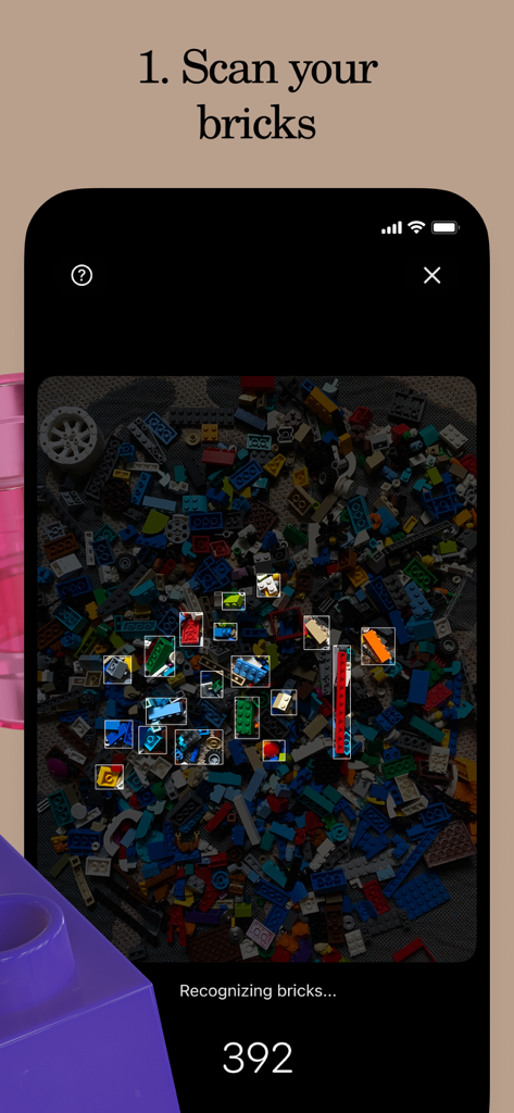 Brickit App - Schermata di uno smartphone che mostra l'App Brickit mentre scansiona e identifica una grande pila di mattoncini con l'AI.