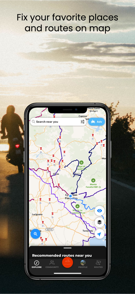 WHIP LIVE Moto, Bike, Trekking - Smartphone affichant l'application WHIP LIVE avec divers itinéraires et sentiers en plein air sur une carte topographique