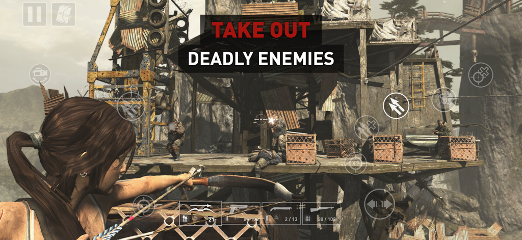 Lara Croft apuntando con su arco a enemigos en un campamento de montaña durante el juego de Tomb Raider para iOS.