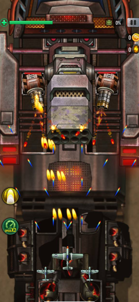 1941 AirAttack: Airplane Game - Vista de arriba hacia abajo de aviones de combate de la Segunda Guerra Mundial atacando a un jefe mecánico gigante en un juego de disparos arcade.