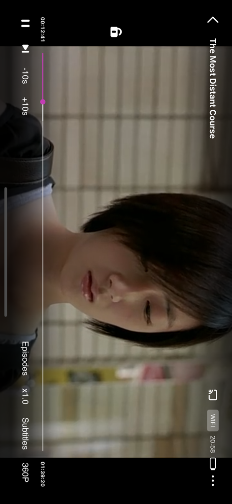 Interfaz del reproductor de video de la aplicación HiTV con controles de reproducción y escena de drama