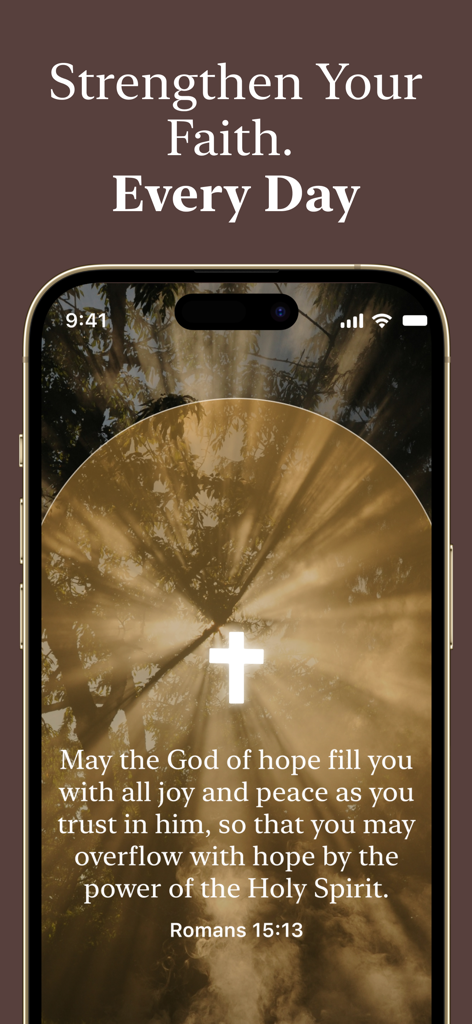 Uno smartphone che visualizza un versetto biblico da Romani 15:13 con una croce e un sottofondo di raggi solari