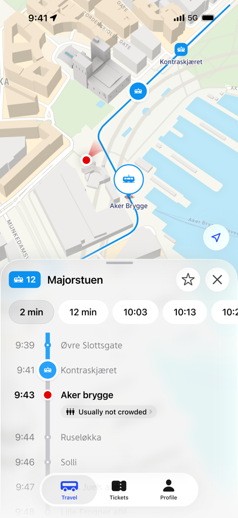 Captura de pantalla de la app Ruter que muestra un mapa de transporte en tiempo real en Oslo con salidas de tranvía e información de ocupación para la parada de Aker brygge.