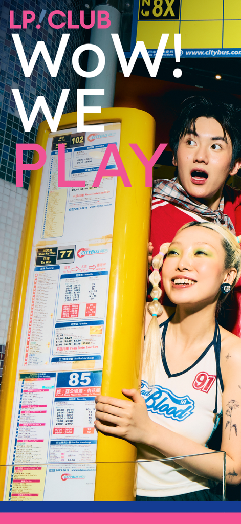 朗豪坊 - Dos jóvenes de moda posando junto a una señal de parada de autobús urbana con texto promocional de LP Club