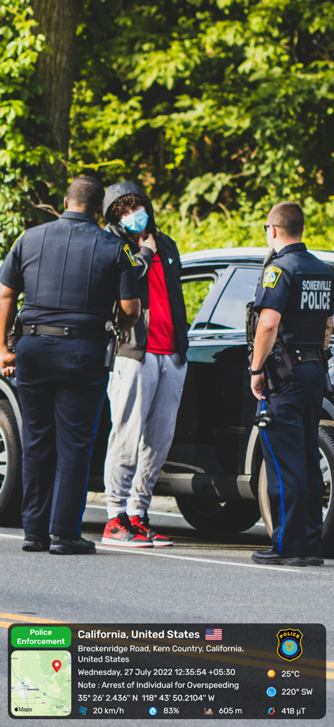 GPS Map Camera : Geo Photos - Une photo d'agents de police documentant un incident avec un overlay GPS Map Camera montrant des détails de localisation et d'horodatage.
