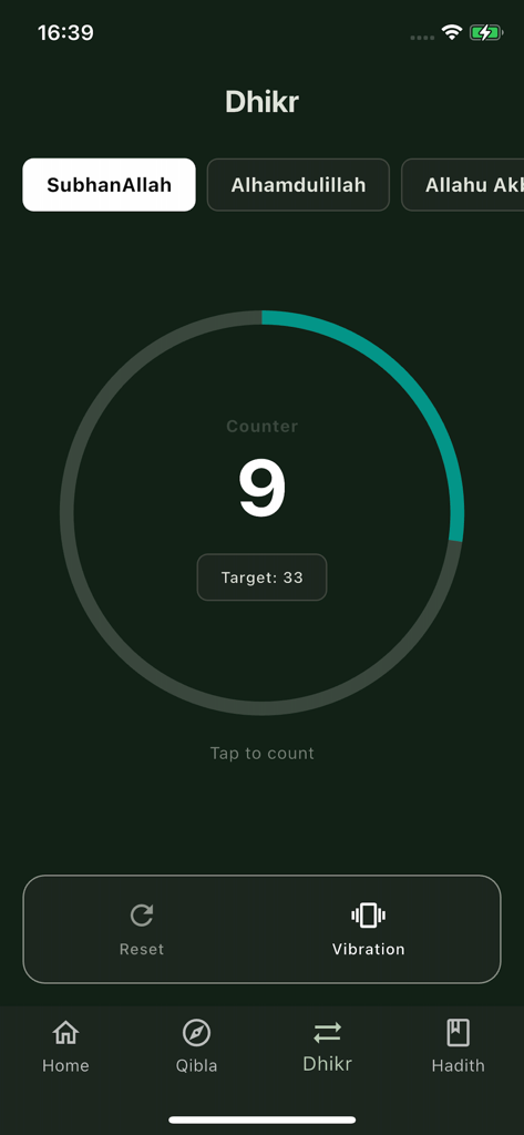 Qibla Compass & Prayer Times - 다크 모드에서 33회 목표와 진동 설정이 있는 디지털 디크르 카운터