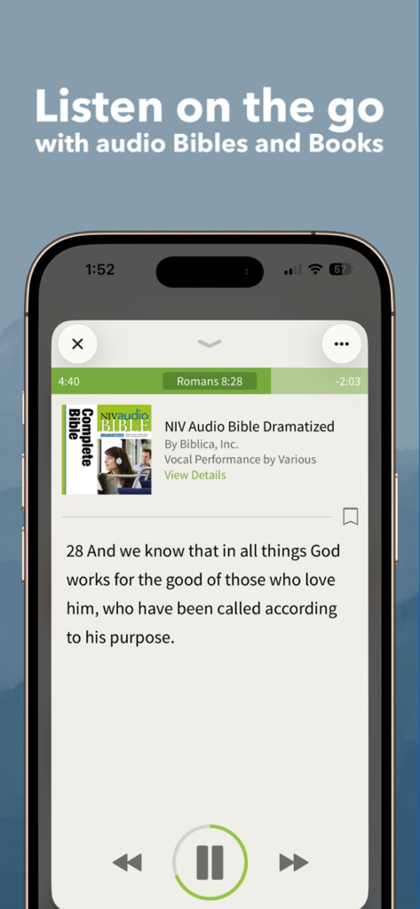 NIV Bible App + - ローマ8:28の聖句が表示されているNIVオーディオ聖書プレーヤーのスマートフォンの画面。