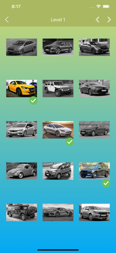 Pantalla del nivel uno de la aplicación de quiz de coches mostrando una cuadrícula de varios modelos de coches para identificar con marcas de progreso.