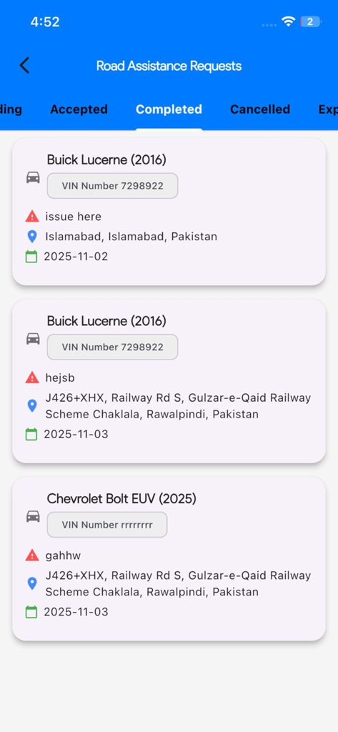 Écran de l'application mobile montrant une liste des demandes d'assistance routière terminées avec les détails de la voiture et les emplacements