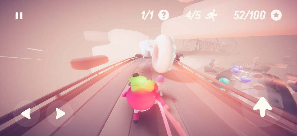 Populus Run - Personajes coloridos en Populus Run esquivando un donut gigante en una pista de carreras brumosa