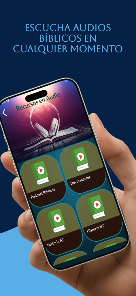 Estudio Biblia Reina Valera - Una mano sosteniendo un smartphone que muestra la pantalla de recursos de audio de la aplicación Estudio Biblia Reina Valera.