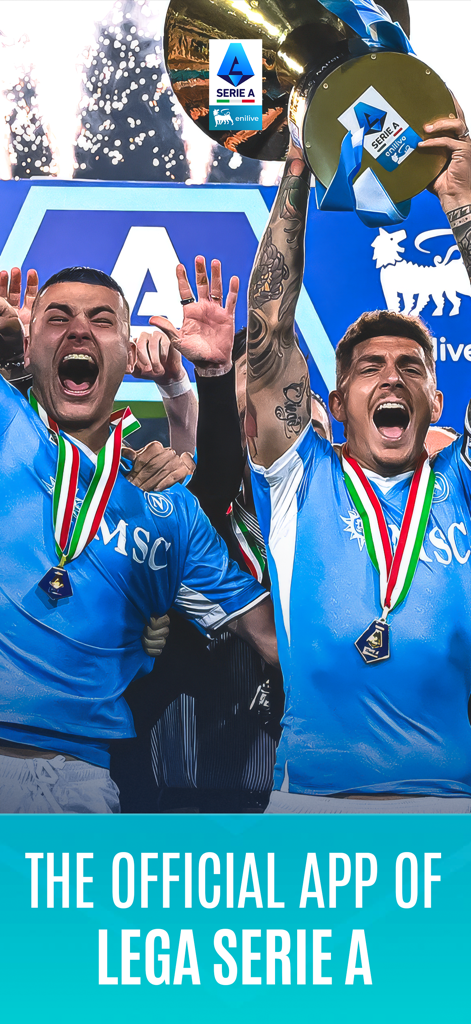 Due calciatori festeggiano e tengono un trofeo per l'app ufficiale Lega Serie A