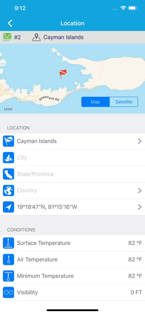Pantalla de la aplicación DiverLog plus que muestra la ubicación de un sitio de buceo en un mapa con coordenadas y condiciones de temperatura del agua en las Islas Caimán