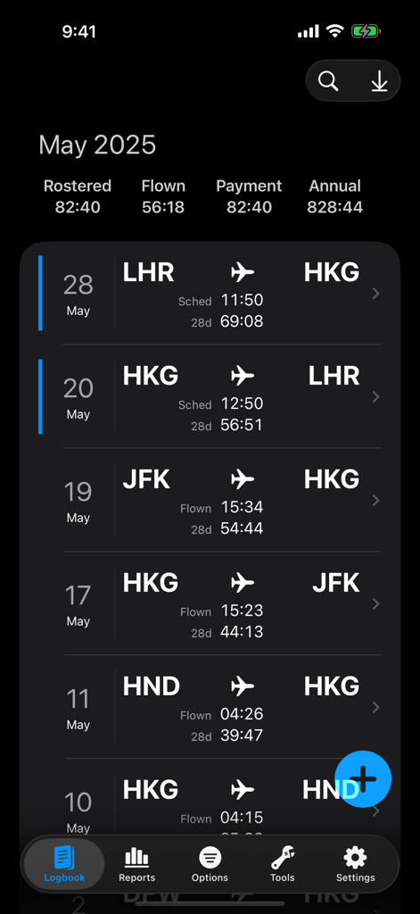 Aircrew Logbook - Pantalla de bitácora de vuelo digital que muestra una lista de vuelos registrados con rutas, fechas y horas de vuelo calculadas.