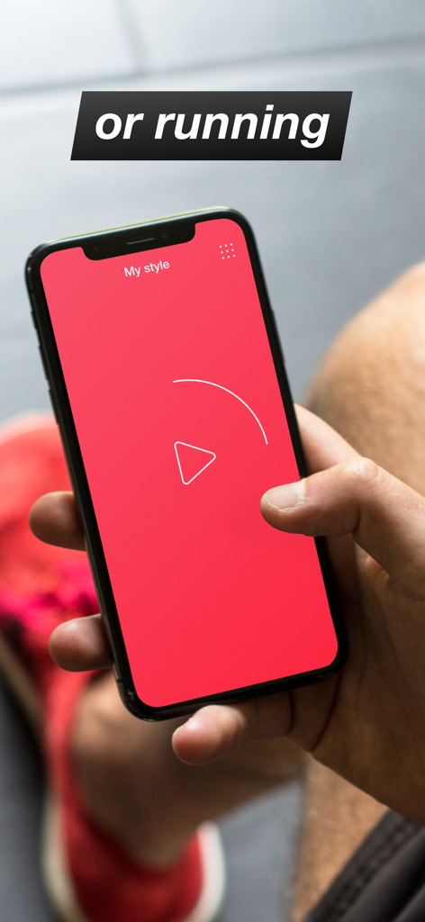 Gestures for a Music Player - Una mano sujetando un iPhone con una interfaz de reproductor de música roja minimalista durante una carrera