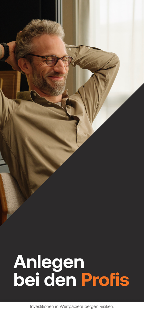 A smiling man relaxing next to the text Anlegen bei den Profis