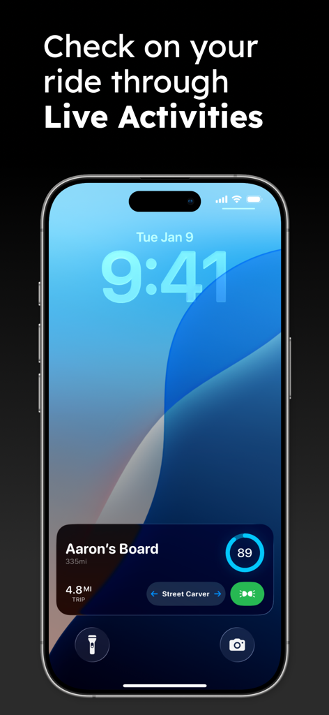 Nosedive - Una pantalla de bloqueo de iPhone que muestra el widget de Actividad en Vivo de la aplicación Nosedive con el porcentaje de batería, el kilometraje del viaje y el modo de conducción para una patineta eléctrica.