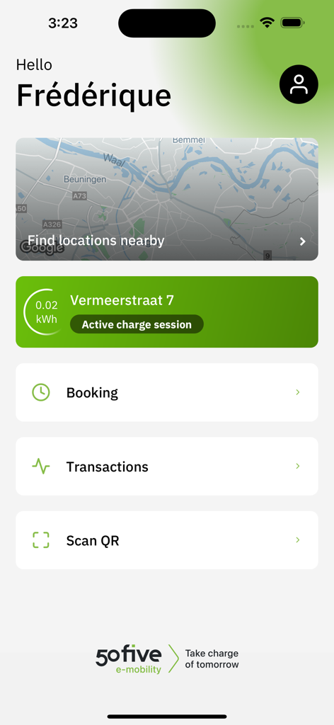 50five - Interface de l'application e-mobilité 50five montrant une session de recharge de véhicule électrique active et une carte pour trouver des stations de recharge à proximité