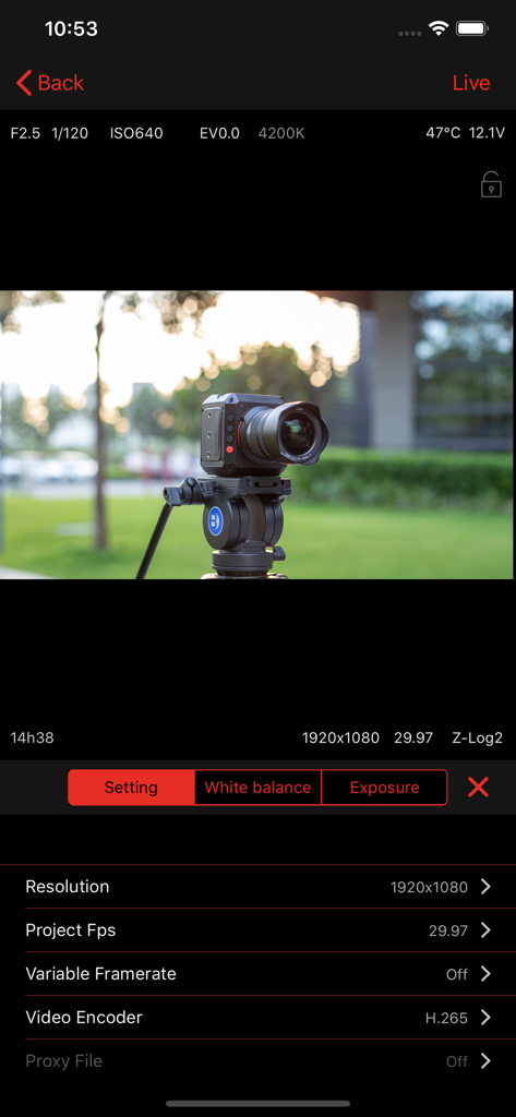 Interface do aplicativo Z Camera mostrando visualização ao vivo de uma câmera remota e configurações profissionais de vídeo, incluindo resolução e taxa de quadros