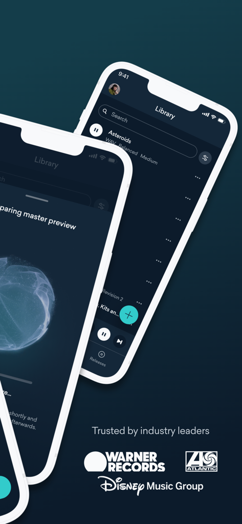LANDR - For Music Makers - Deux smartphones affichant la bibliothèque musicale LANDR et l'interface d'aperçu du mastering avec les logos des leaders de l'industrie tels que Warner Records et Disney Music Group.