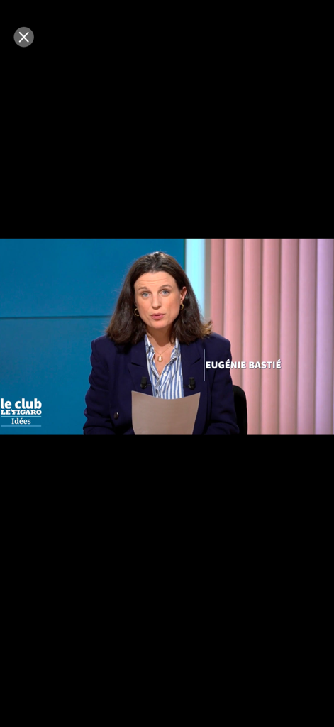 Jornalista Eugenie Bastie apresentando um segmento de análise de notícias no aplicativo móvel Le Figaro.