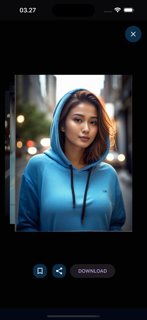 KI-generiertes Porträt einer Frau in einem blauen Hoodie in einer urbanen Umgebung.