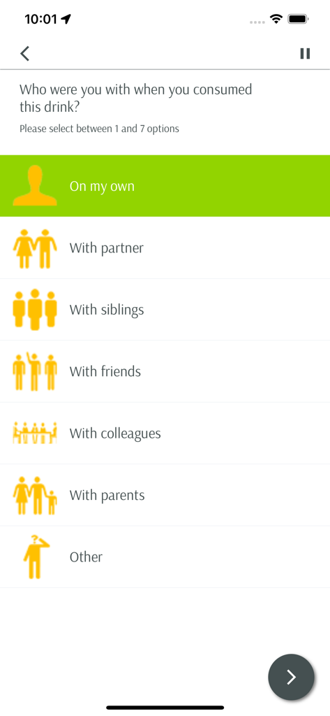 PanelSmart - Una pantalla de encuesta en la aplicación PanelSmart preguntando a los usuarios con quién estuvieron durante el consumo del producto