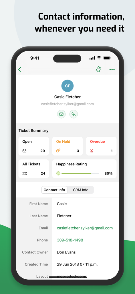 Zoho Desk - Interfaz de la aplicación móvil Zoho Desk que muestra el perfil de un cliente con información de contacto y un resumen de sus tickets de soporte.