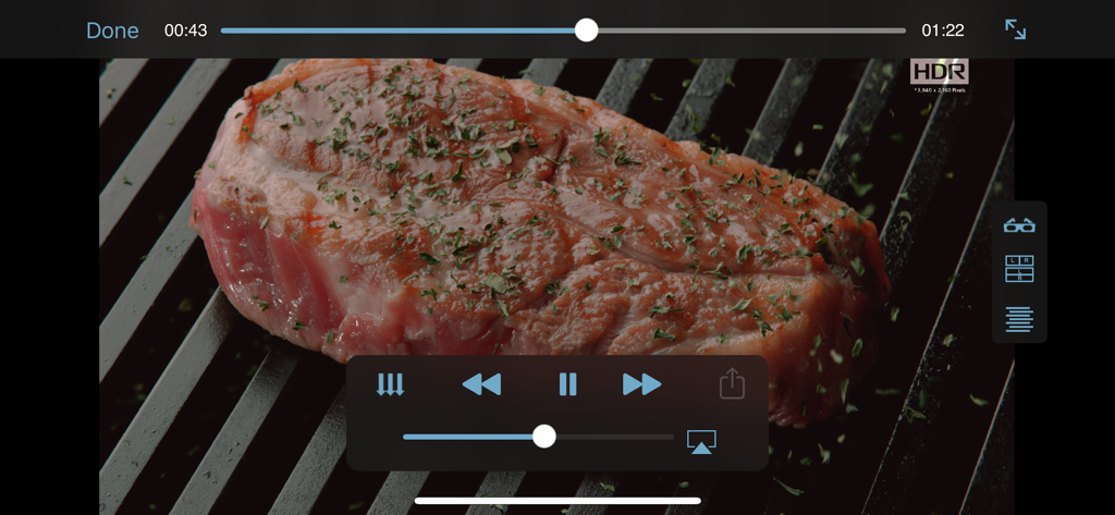 HD Playerアプリのインターフェースに、グリルで焼かれたステーキの4K HDRビデオ再生が表示されています