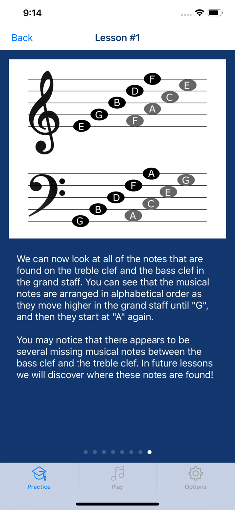 Tela de lição no aplicativo NoteRacer mostrando notas musicais nas claves de sol e fá com etiquetas alfabéticas e texto explicativo