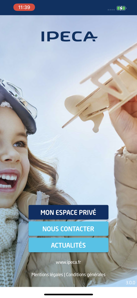 Écran d'accueil de l'application MyIPECA affichant un enfant avec un avion en bois et des boutons de navigation