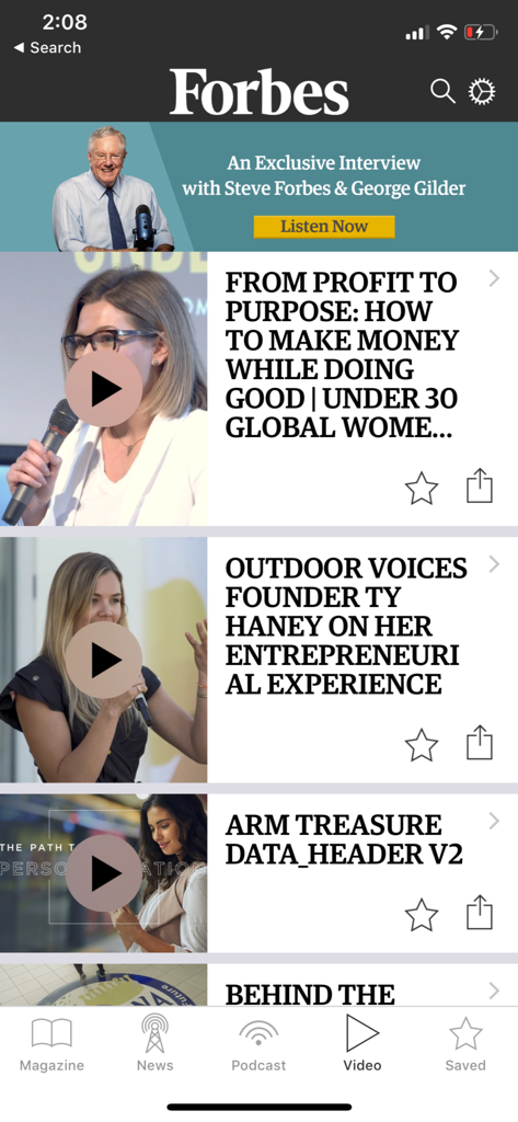 Feed de vídeo do aplicativo da Revista Forbes mostrando entrevistas com empreendedores e líderes empresariais.