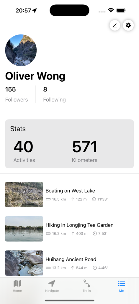 Hikely - Hike, Bike, Run - Pantalla de perfil de usuario en la aplicación Hikely que muestra la distancia total de caminata y una lista de rutas completadas