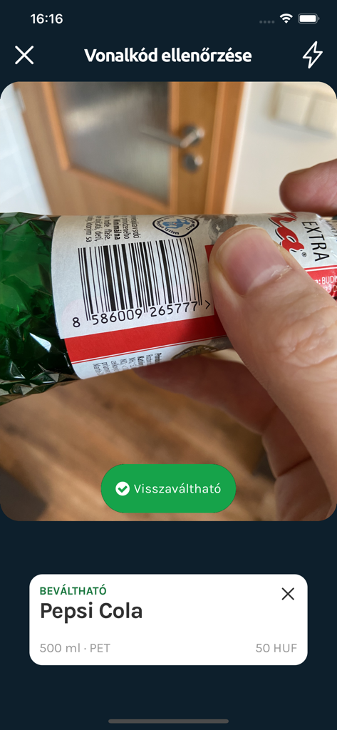 REpont - Un utente che scansiona il codice a barre di una bottiglia Pepsi con l'app REpont per verificarne l'idoneità al rimborso del riciclaggio.