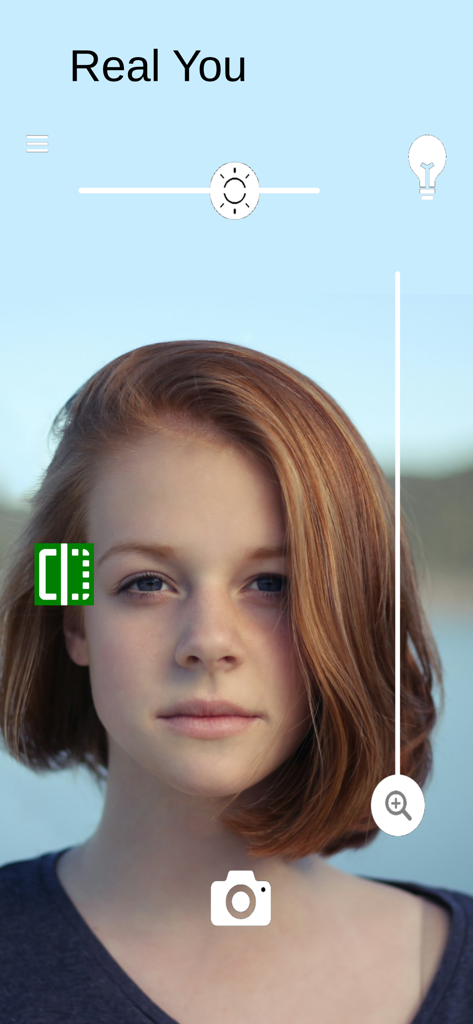 Mirror: How Others See You! - Interfaz de la aplicación Espejo mostrando la función 'Tu Yo Real' con controles de brillo y zoom sobre el retrato de una mujer