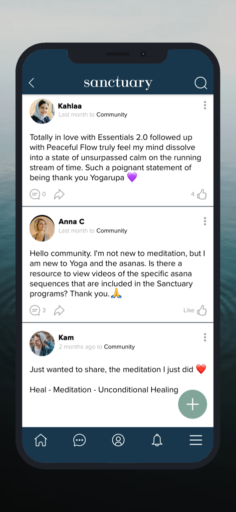 Sanctuary 앱의 커뮤니티 포럼 화면은 요가와 명상에 대한 사용자 후기 및 질문을 특징으로 합니다.