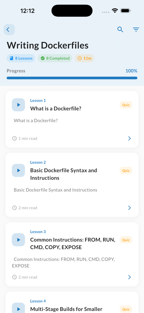 Schermata del corso per scrivere Dockerfile con una barra di avanzamento e un elenco di lezioni e quiz.