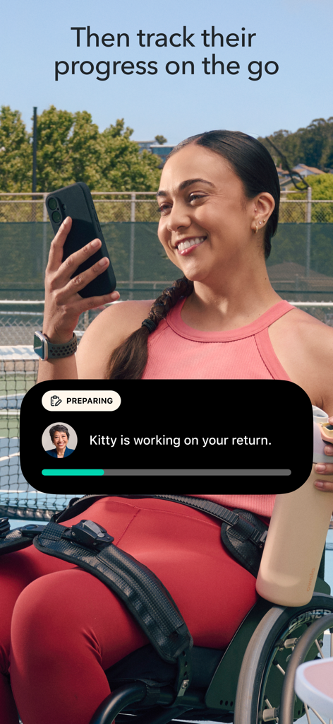 TurboTax: File Your Tax Return - Uma mulher sorrindo enquanto acompanha o progresso da sua declaração fiscal na aplicação TurboTax