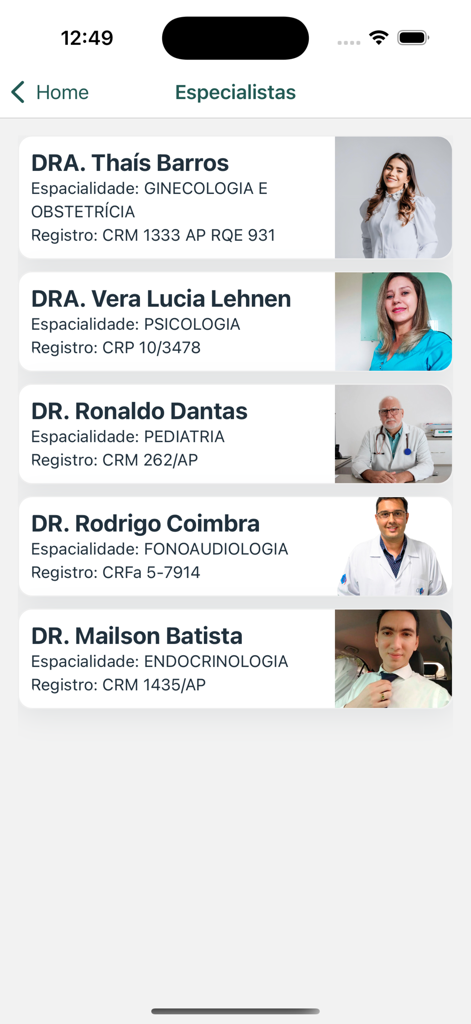 Unilab App - Une liste de spécialistes médicaux dans l'application Unilab montrant des médecins de divers départements comme la gynécologie, la psychologie et la pédiatrie.