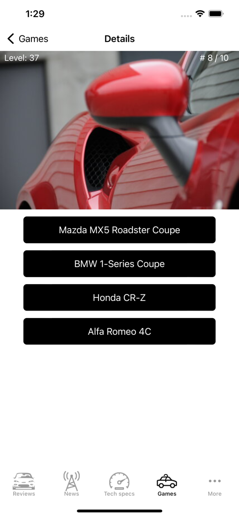 Handy-Bildschirm, der ein Auto-Identifikations-Trivia-Spiel mit einer Nahaufnahme eines roten Sportwagens und Multiple-Choice-Buttons zeigt