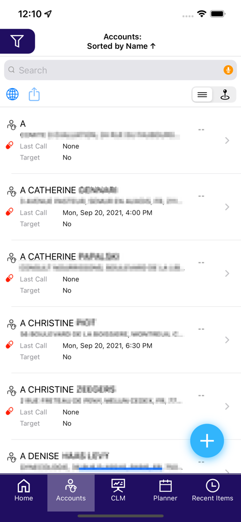 Interfaz de la aplicación móvil IQVIA OCE que muestra una lista de cuentas de profesionales de la salud ordenadas por nombre