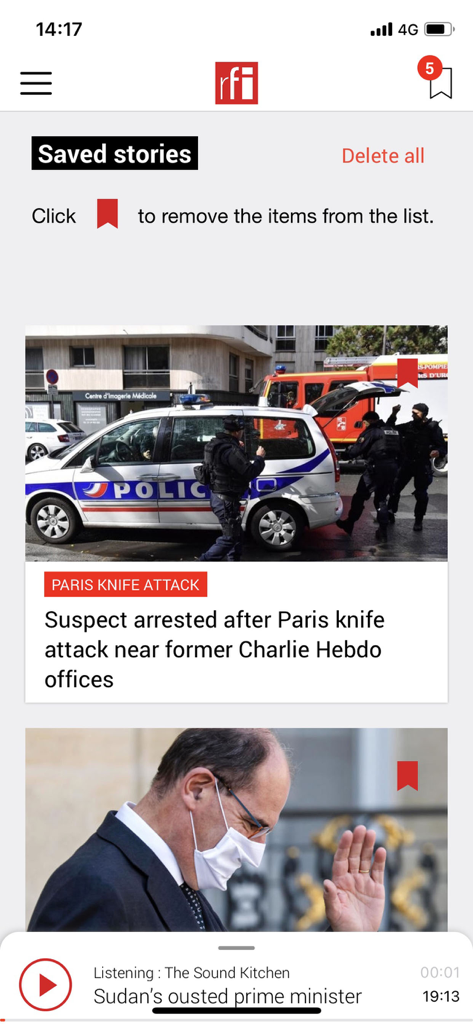 Interfaz de la aplicación móvil Radio France Internationale que muestra una lista de noticias guardadas y artículos marcados