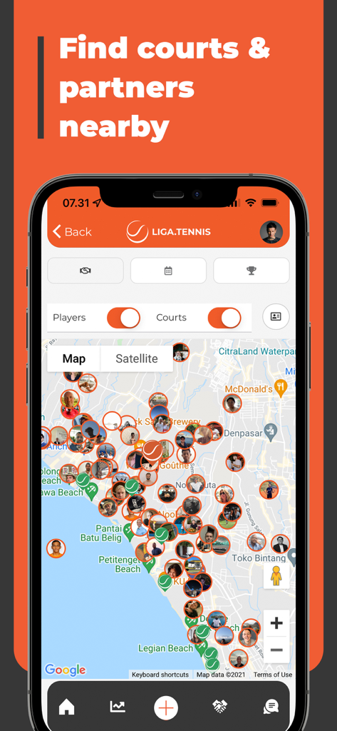 Mobile screen of the Liga App showing a map with tennis players and courts for booking.
