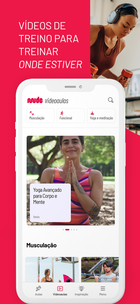 Mude - Fitness e Yoga - Smartphone screen showing Mude app with categories for weightlifting, functional training, and yoga video classes.