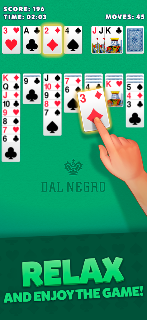 Solitaire Classic Klondike - Una persona jugando una partida relajante de Solitario Clásico Klondike sobre un fondo de fieltro verde.