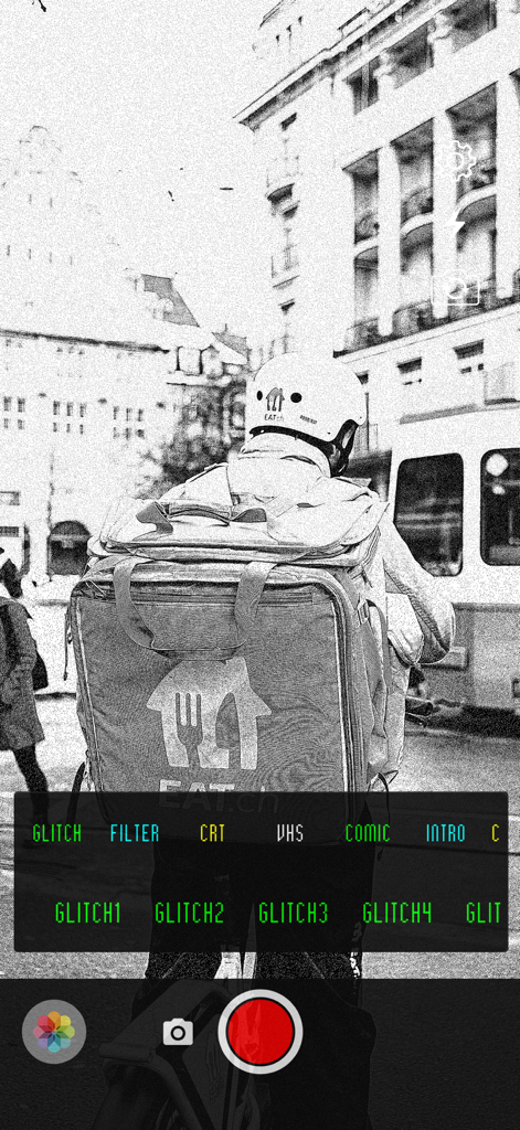 Glitchshop - Glitch Aesthetic - Interface de l'application Glitchshop montrant un filtre de croquis artistique en noir et blanc appliqué à une photo de rue