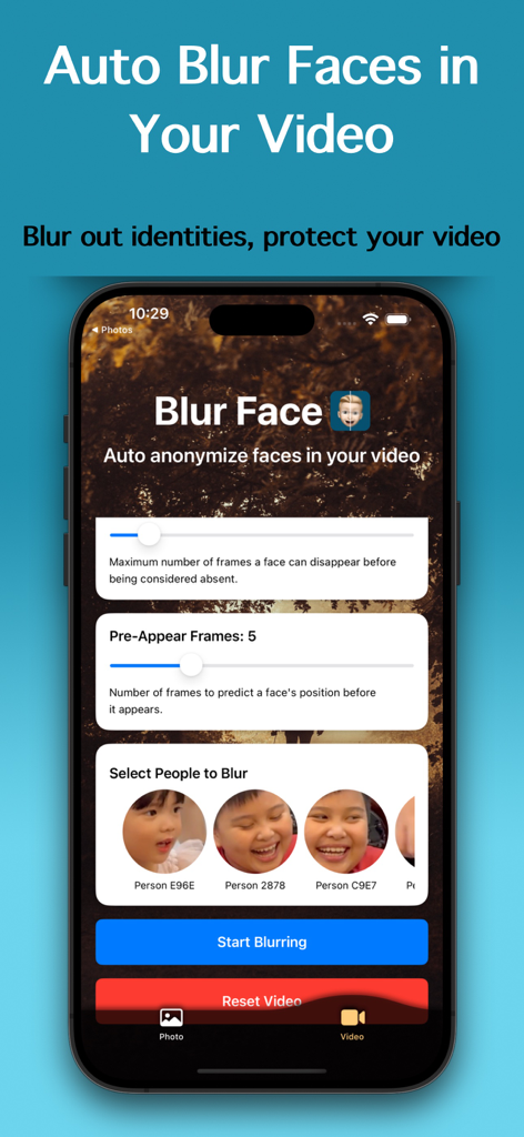 Auto Blur Faces: Photo & Video - Interfaz de la aplicación Desenfocar Caras Automáticamente mostrando la detección de rostros y la configuración de anonimización para archivos de vídeo.